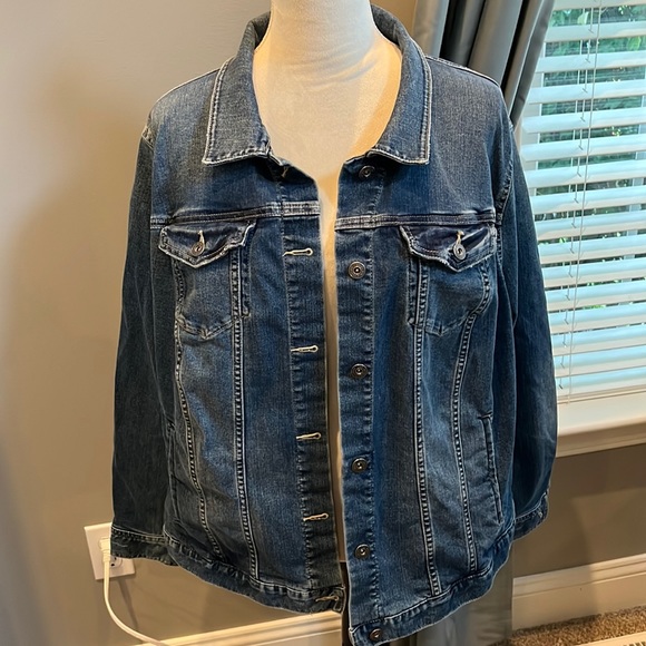 Vince Camuto classic jean jacket - Picture 1 of 5